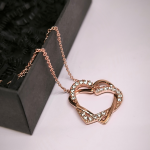 Roosakuldne südamekujulise ripatsiga kaelakee