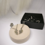 Kaheosaline südamekujuline kaelakee