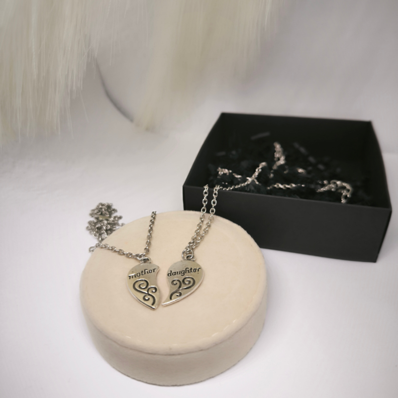 Kaheosaline südamekujuline kaelakee