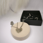 Kaheosaline südamekujuline kaelakee