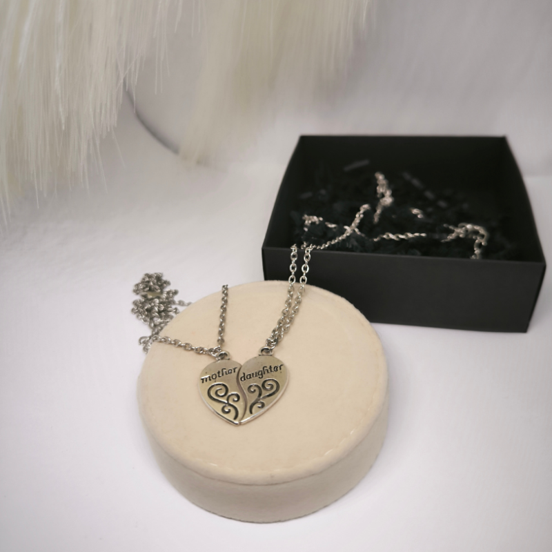 Kaheosaline südamekujuline kaelakee