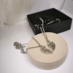 Kaheosaline südamekujuline kaelakee