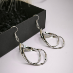 Sulgede kujutise imitatsiooniga kõrvarõngad