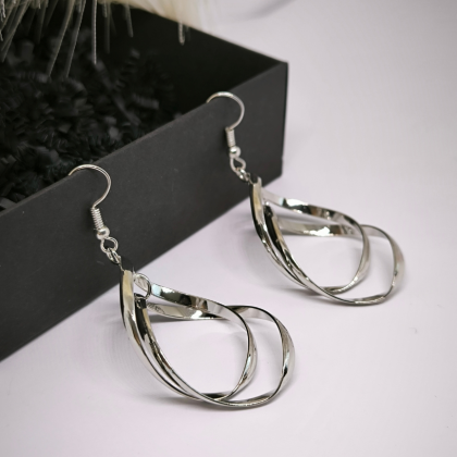 Sulgede kujutise imitatsiooniga kõrvarõngad