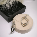 Sulgede kujutise imitatsiooniga kõrvarõngad