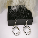 Sulgede kujutise imitatsiooniga kõrvarõngad