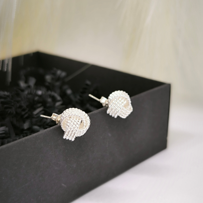 Väljendusrikka kujuga kõrvarõngad