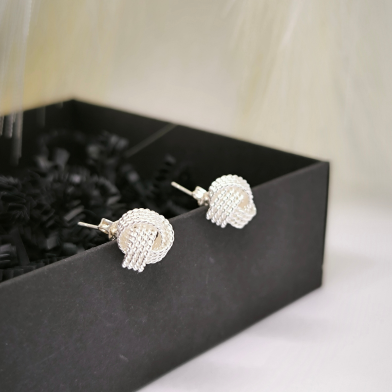 Väljendusrikka kujuga kõrvarõngad