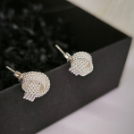 Väljendusrikka kujuga kõrvarõngad