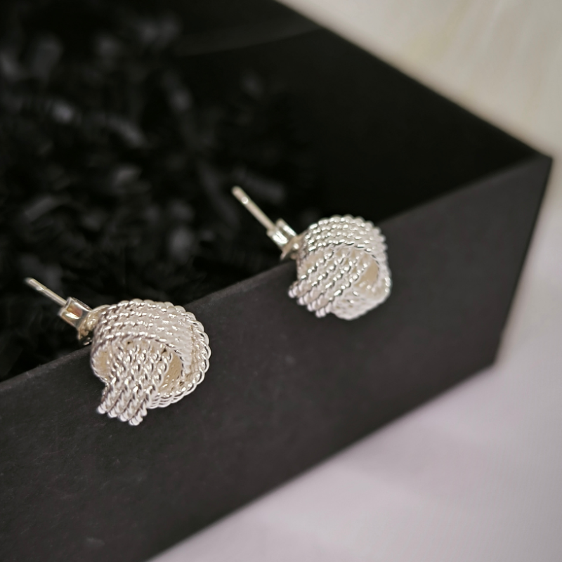 Väljendusrikka kujuga kõrvarõngad