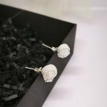 Väljendusrikka kujuga kõrvarõngad