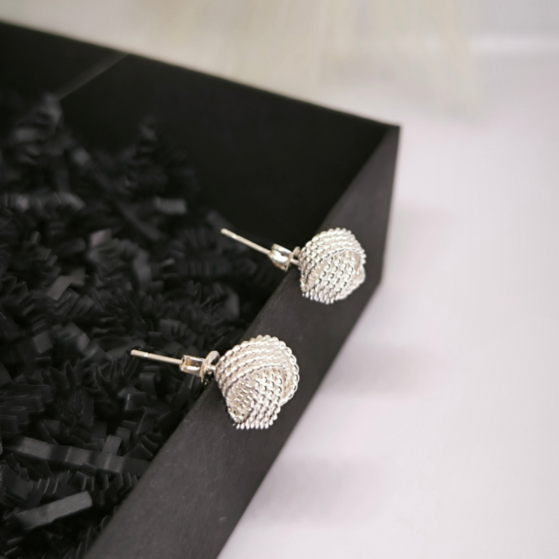 Väljendusrikka kujuga kõrvarõngad