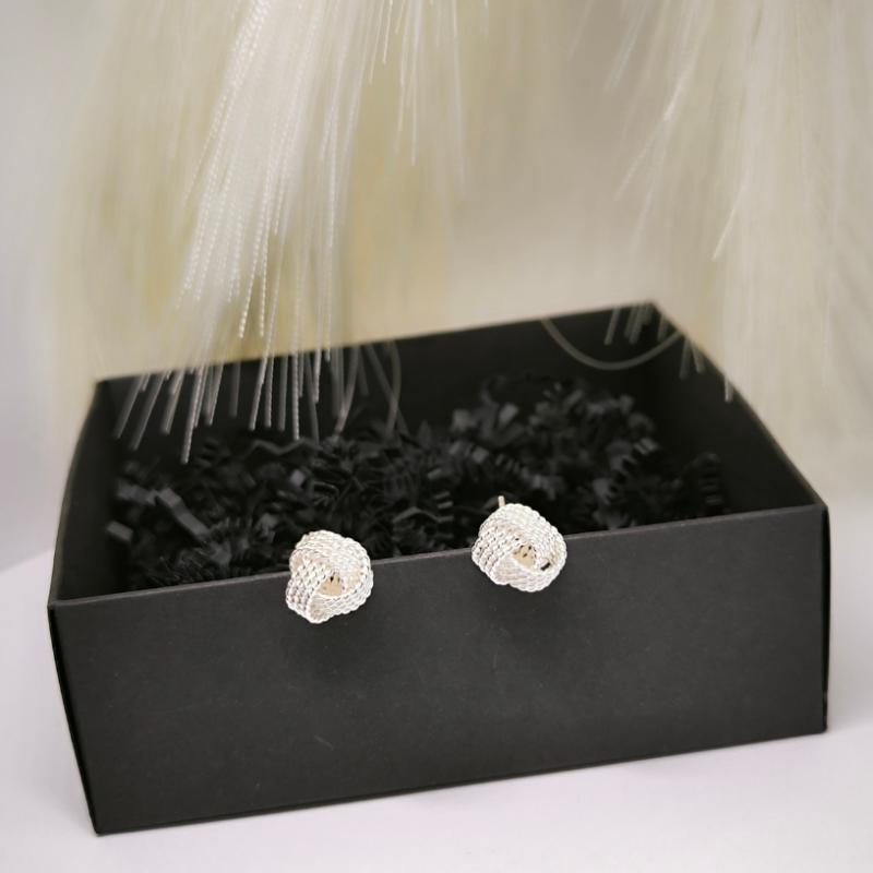 Väljendusrikka kujuga kõrvarõngad