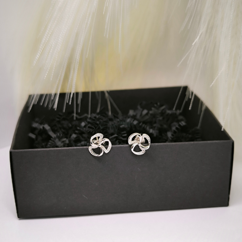 Ristikheina kujulised kõrvarõngad