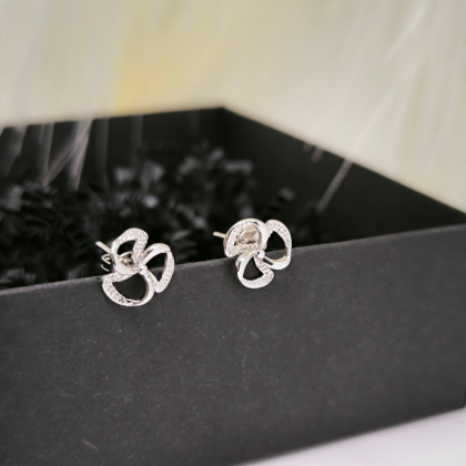 Ristikheina kujulised kõrvarõngad