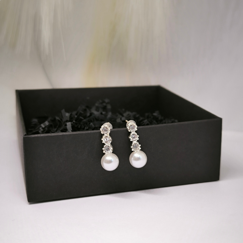 Kaunid, pärlimitatsiooniga kõrvarõngad