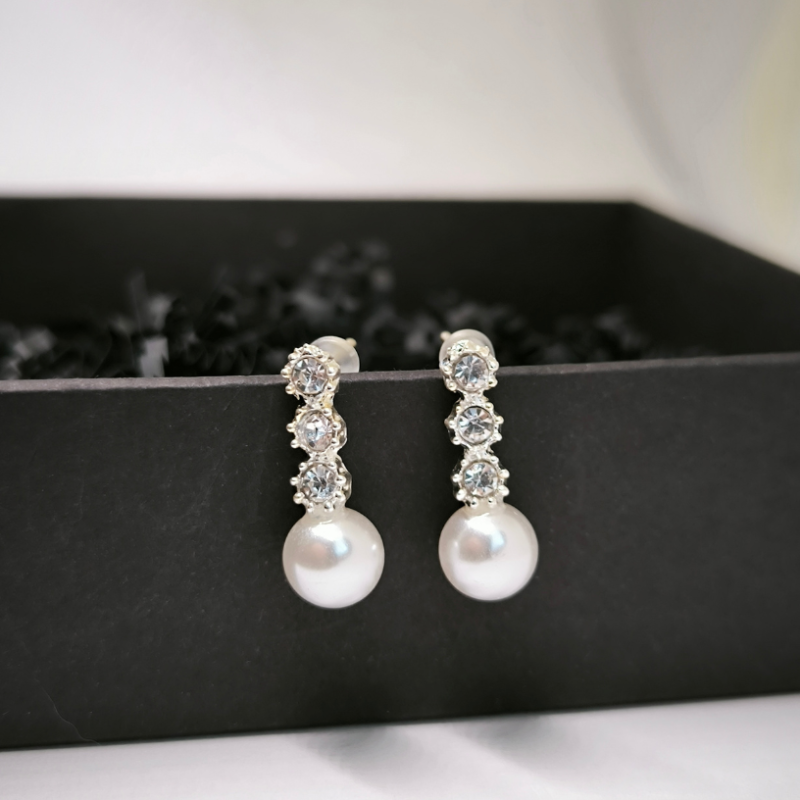 Kaunid, pärlimitatsiooniga kõrvarõngad