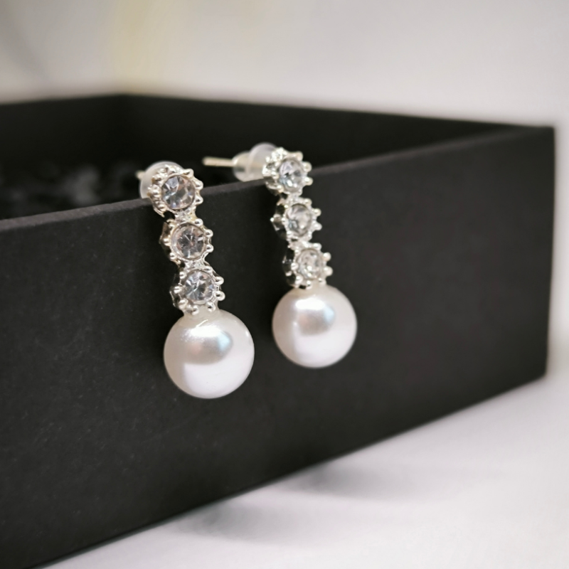 Kaunid, pärlimitatsiooniga kõrvarõngad