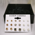 Stiilne pärlite ja kristallide imitatsiooniga kõrvarõngaste komplekt