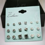 Stiilne pärlite ja kristallide imitatsiooniga kõrvarõngaste komplekt