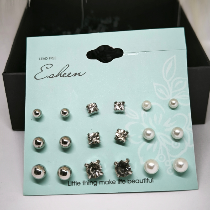 Stiilne pärlite ja kristallide imitatsiooniga kõrvarõngaste komplekt