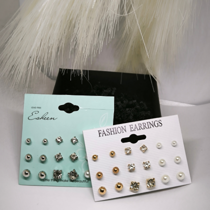 Stiilne pärlite ja kristallide imitatsiooniga kõrvarõngaste komplekt