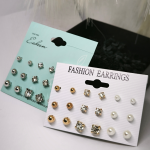 Stiilne pärlite ja kristallide imitatsiooniga kõrvarõngaste komplekt