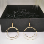 Kuldse värvusega kõrvarõngad