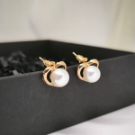 Südamekujulised kõrvarõngad pärlimitatsiooniga