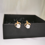 Südamekujulised kõrvarõngad pärlimitatsiooniga