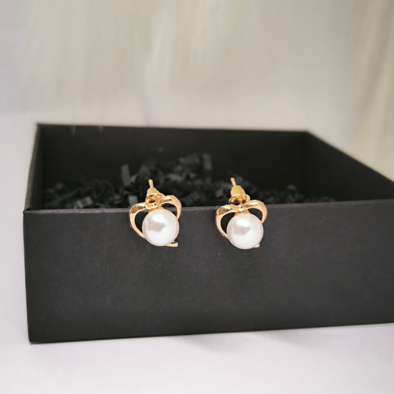 Südamekujulised kõrvarõngad pärlimitatsiooniga