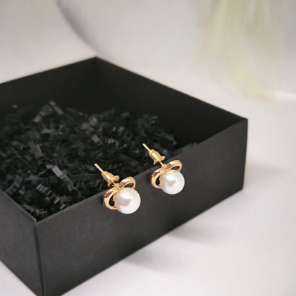 Südamekujulised kõrvarõngad pärlimitatsiooniga