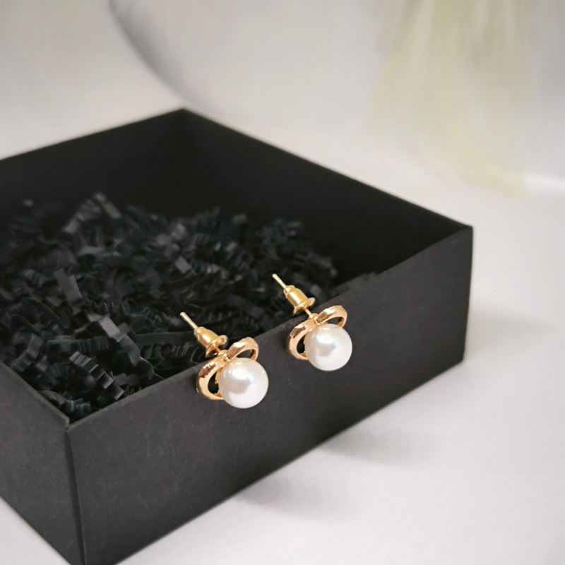 Südamekujulised kõrvarõngad pärlimitatsiooniga