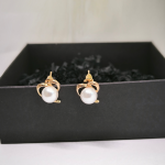 Südamekujulised kõrvarõngad pärlimitatsiooniga