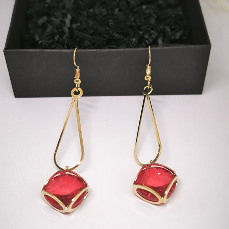 Originaalsed ja stiilsed kõrvarõngad kristalliga