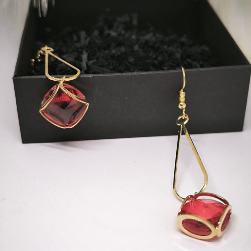 Originaalsed ja stiilsed kõrvarõngad kristalliga