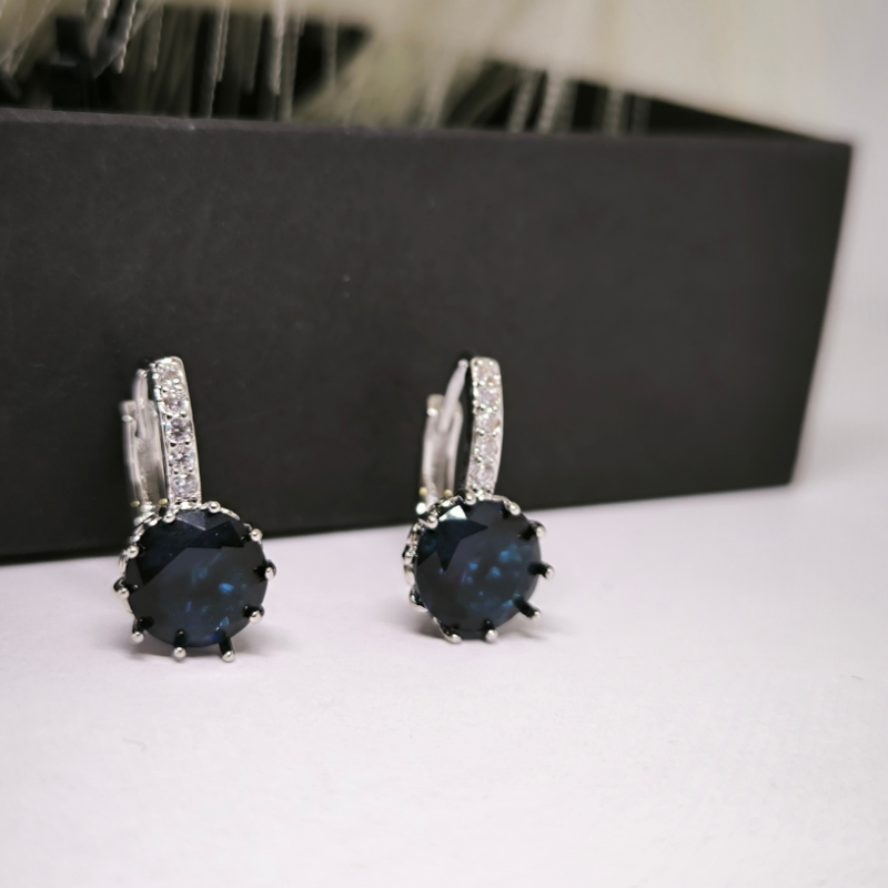 Kristallidega rõngaskujulised kõrvarõngad