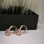 Kristallidega rõngaskujulised kõrvarõngad