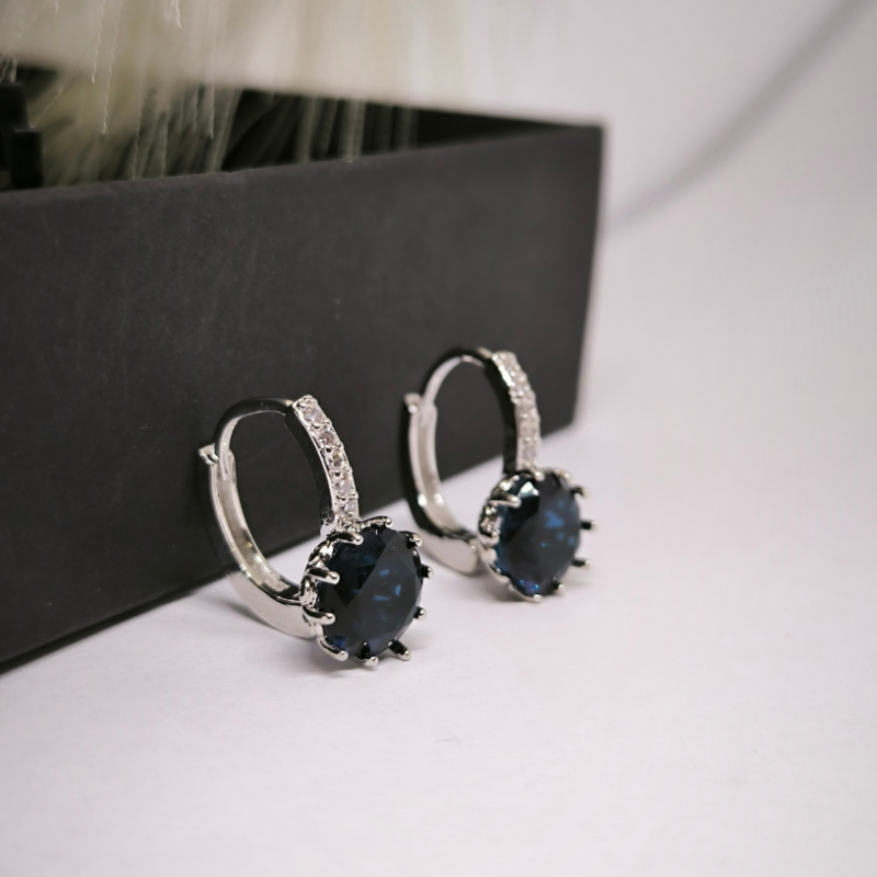 Kristallidega rõngaskujulised kõrvarõngad