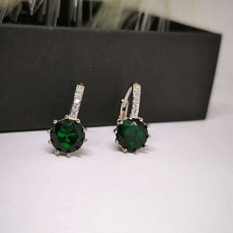 Kristallidega rõngaskujulised kõrvarõngad