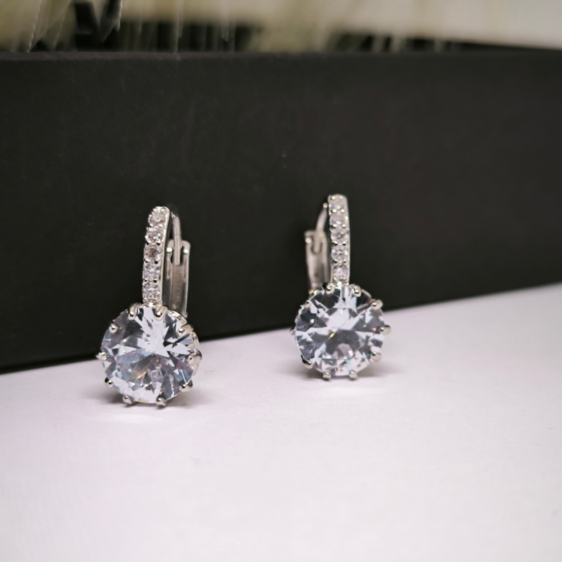 Kristallidega rõngaskujulised kõrvarõngad