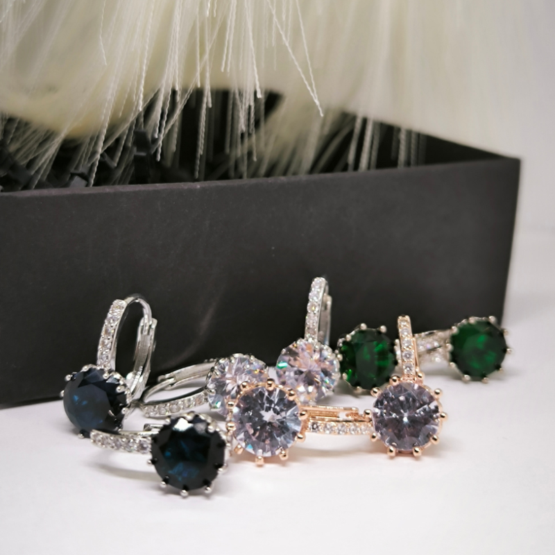 Kristallidega rõngaskujulised kõrvarõngad