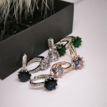 Kristallidega rõngaskujulised kõrvarõngad