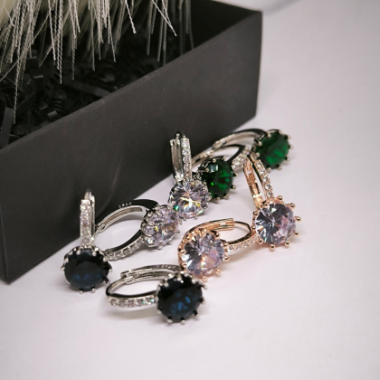 Kristallidega rõngaskujulised kõrvarõngad