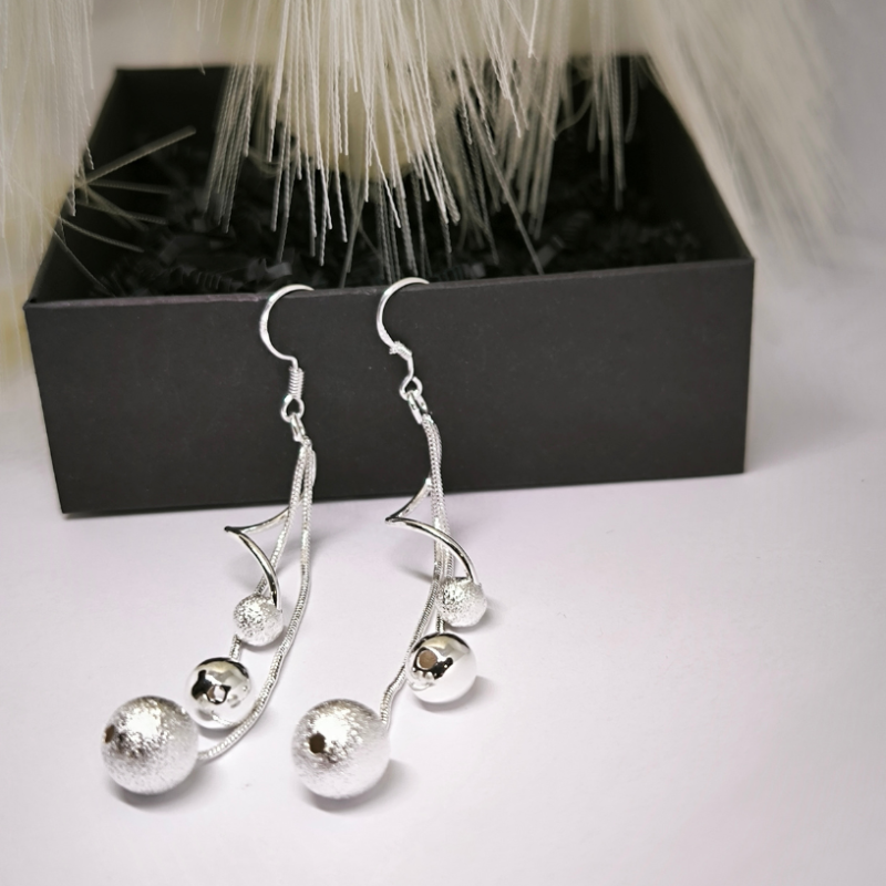 Hõbedased kõrvarõngad "Helmed"