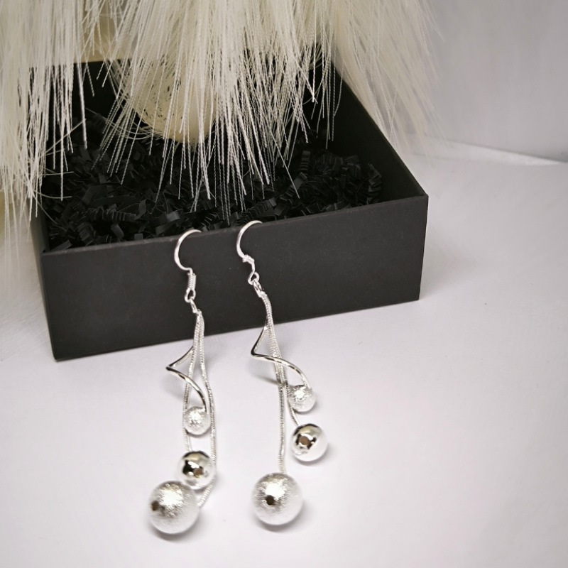 Hõbedased kõrvarõngad "Helmed"