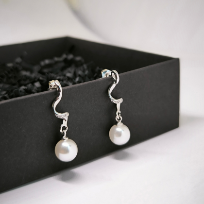 Kõrvarõngad pärliga ripatsiga