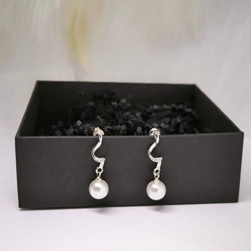 Kõrvarõngad pärliga ripatsiga