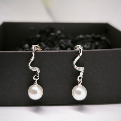 Kõrvarõngad pärliga ripatsiga