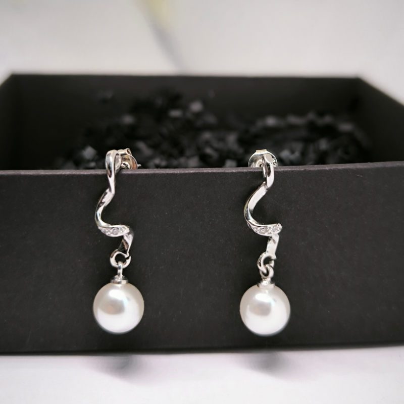 Kõrvarõngad pärliga ripatsiga